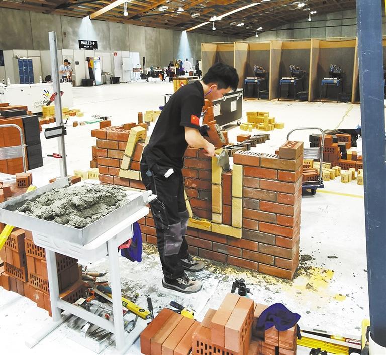2022年世界技能大赛特别赛奥地利赛区的比赛在萨尔斯堡举行。图为中国选手伍远州在进行砌筑项目比赛。经济日报记者 翁东辉摄