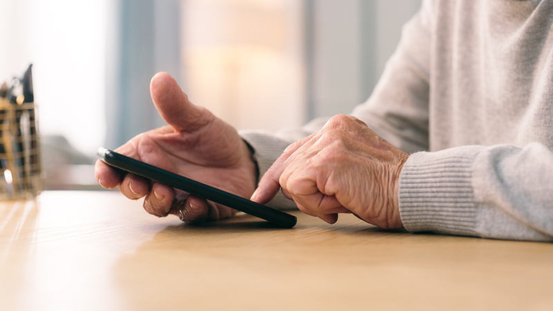手机“屏幕病”正悄悄透支老年人的身体