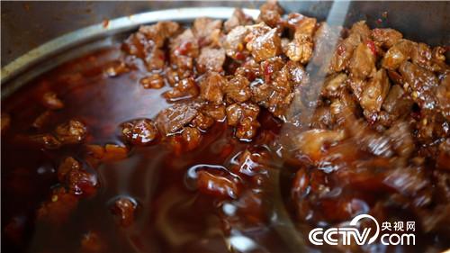 [致富经]6万元起步 老实男人靠一碗小吃扯出1300万 20190320