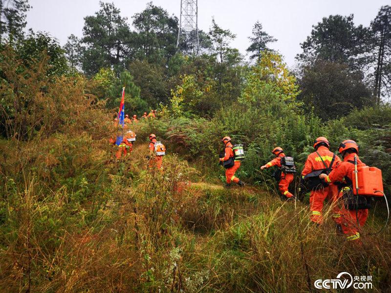 腾冲森林消防中队队员在中缅边境巡逻（何川/摄）