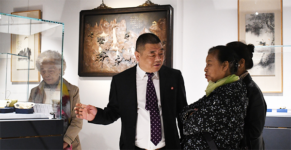 北京市文物鉴定委员会秘书长张如兰等嘉宾参观展品