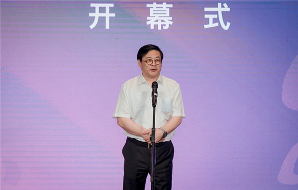 中国美术家协会分党组书记、驻会副主席徐里致辞