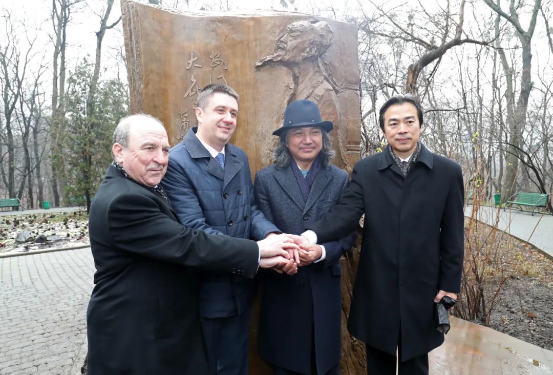 2017年，在乌克兰基辅举办的雕塑《灵魂之门》揭幕仪式上，时任乌克兰副总理基里连科（左二）、时任中国驻乌克兰大使杜伟（右一）、乌克兰基辅国立塔拉斯·舍甫琴科大学校长古别尔斯基（左一）、雕塑创作者吴为山（右二）在雕塑前合影
