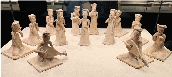 绘彩陶女舞俑（5件）+绘彩陶坐姿伎乐女俑（8件） 河南博物馆藏