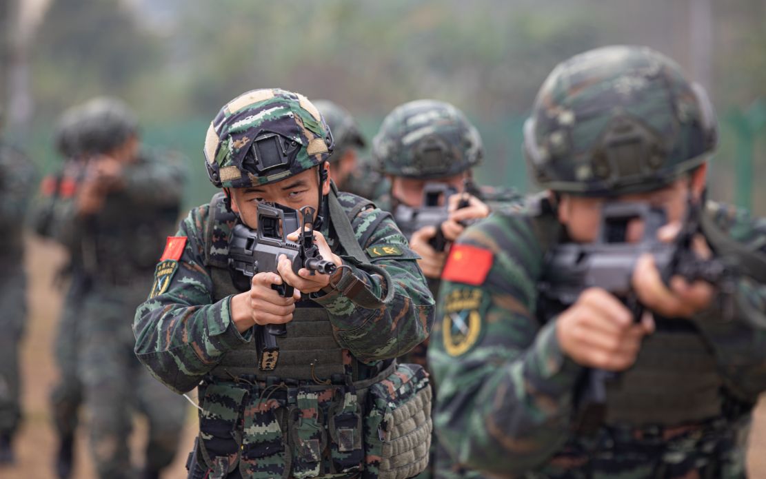 官兵进行战术队形训练