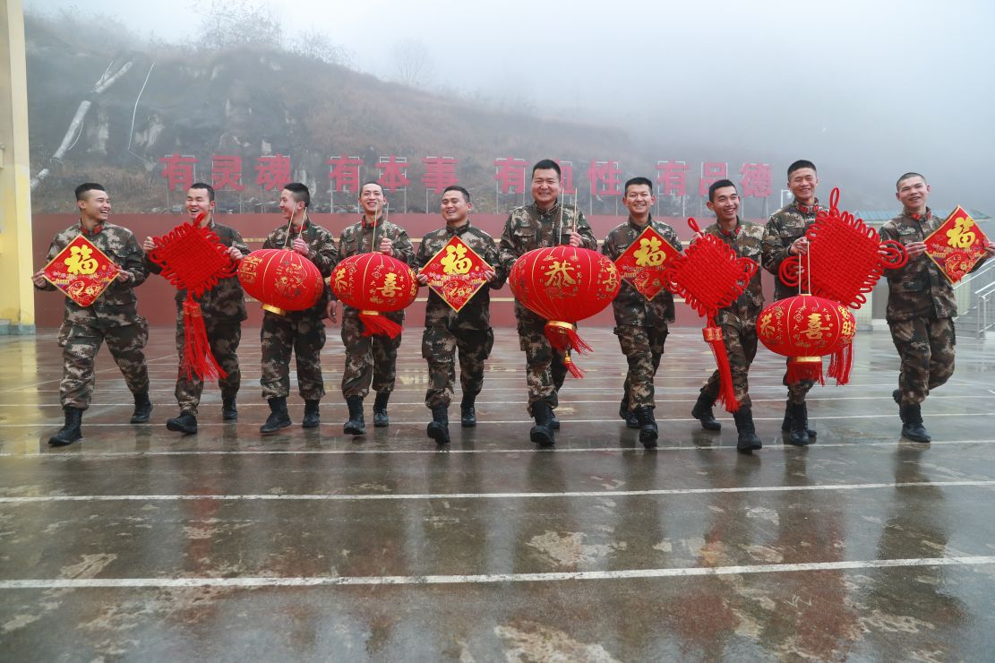 武警六盘水支氛围组已开工营造家里的温馨年味