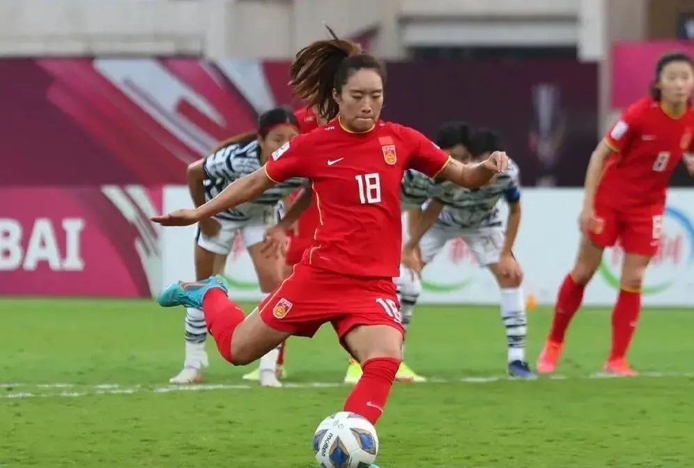 上半场,中国女足两球落后,尽管面临不利局面,唐佳丽和张馨依然贡献了