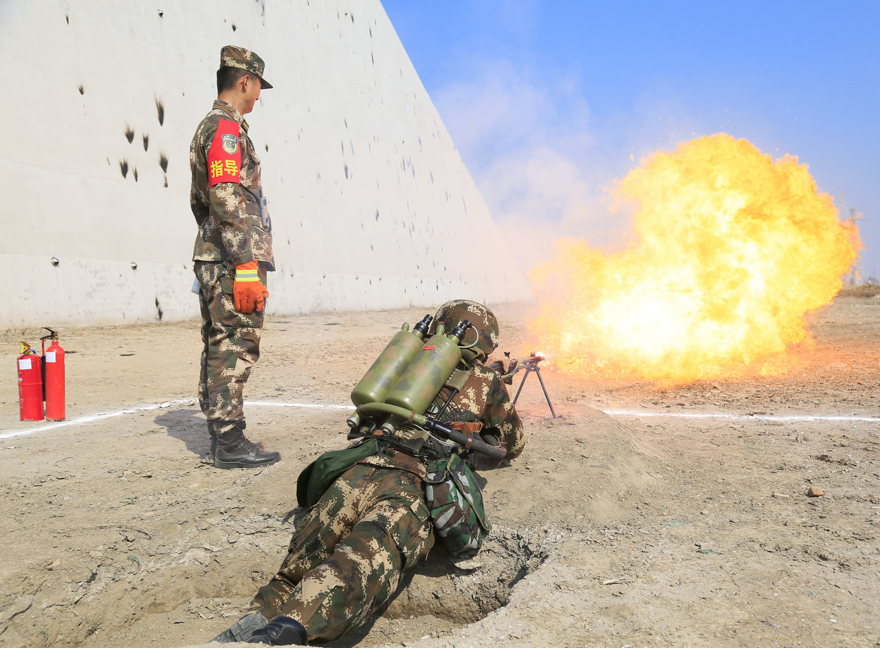 火龙出击直击武警官兵喷火器实喷训练