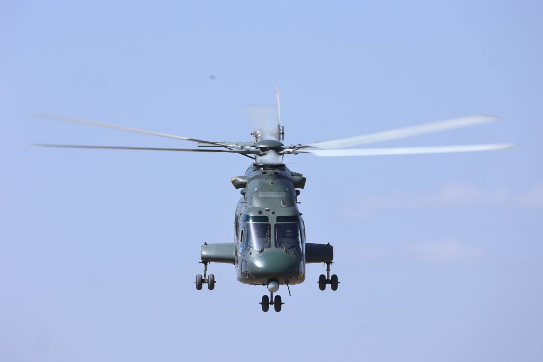 滇东高原多型直升机开展全要素飞行训练