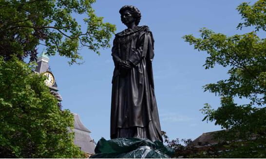 英国前首相撒切尔夫人的雕像15日在其家乡林肯郡小镇格兰瑟姆揭幕。