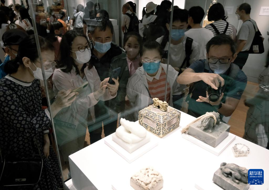 7月3日，人们在香港故宫文化博物馆展厅内参观拍照。新华社记者 王申 摄