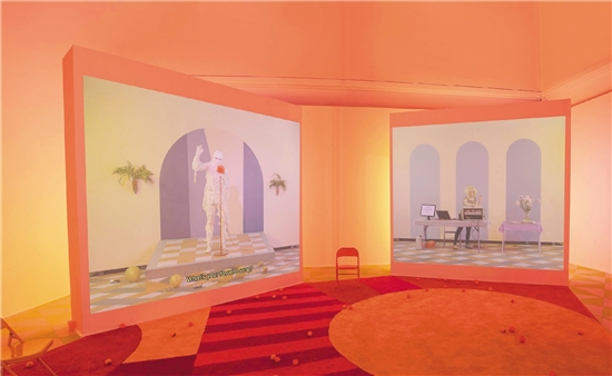 亚历克斯·达·科特与杰森·姆森 东方运动 四声道色彩有声视频，四面独立视频墙，霓虹灯、地毯、乙烯基复合地板、金属折叠椅、橘子道具、橘子香氛、香味扩散器 2014年