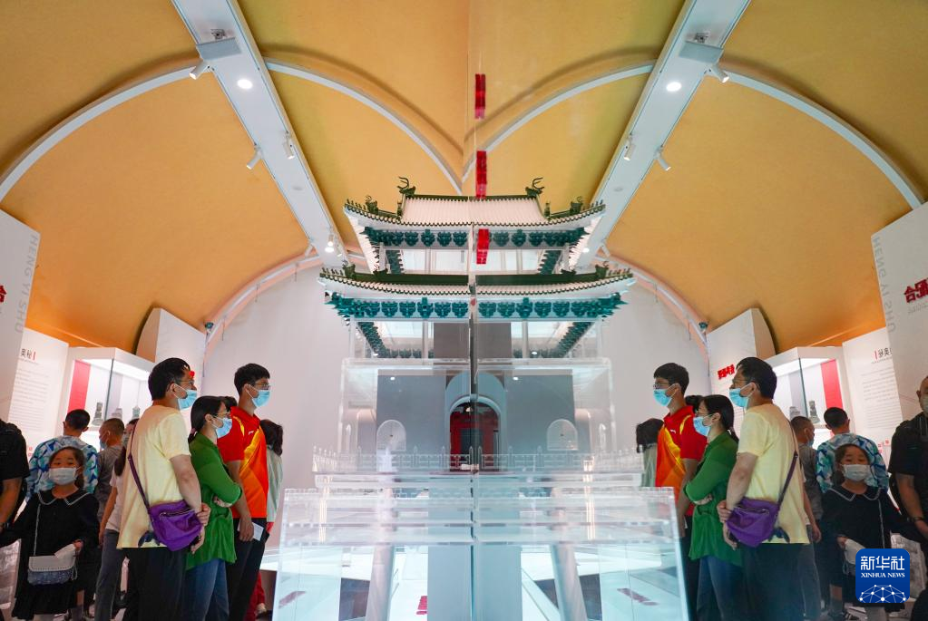 8月28日，观众观看镜像效果下的北京钟楼模型。新华社记者 陈钟昊 摄
