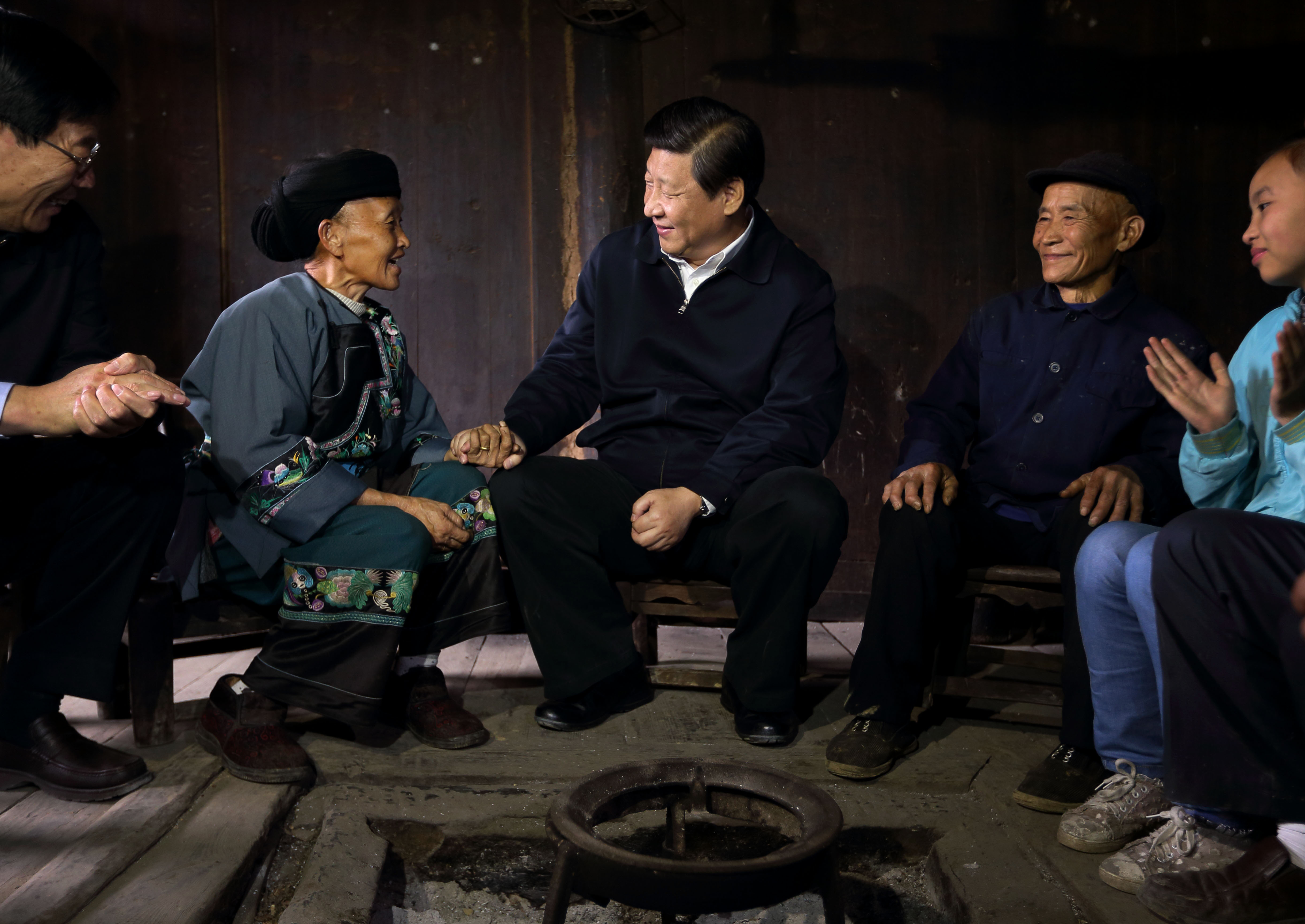 2013年11月3日，习近平在湖南花垣县十八洞村，与石拔三老人握手交谈。
