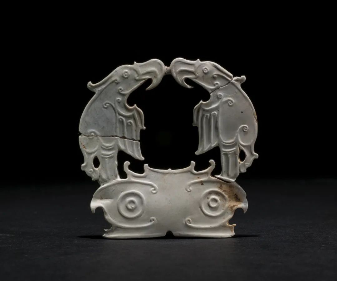 虎座双鹰佩 | 来源于北京大学考古文博学院