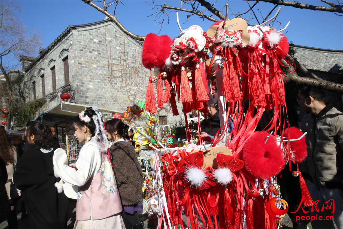 游客身着传统服饰游南京老门东历史文化街区。人民网记者 刘微摄