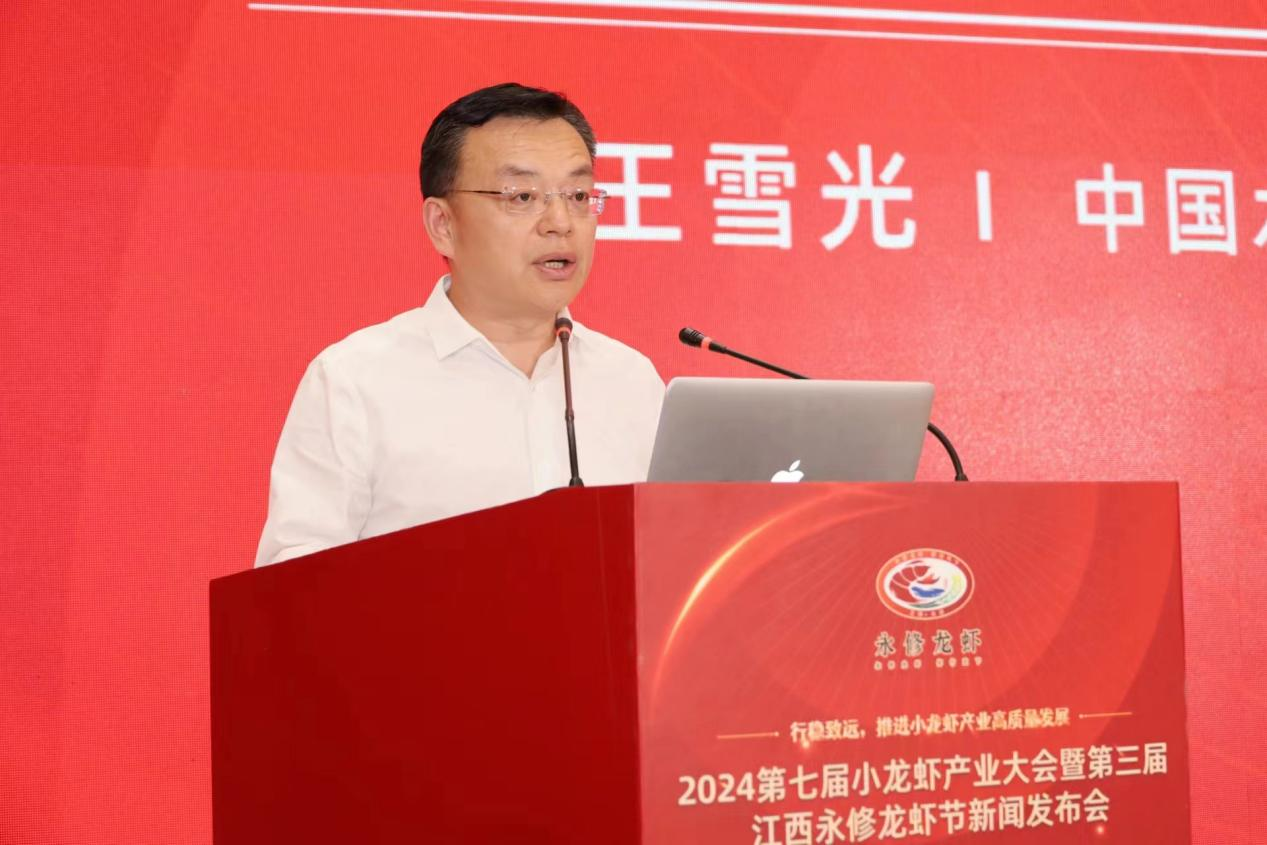 中国水产流通与加工协会副会长兼秘书长王雪光介绍活动筹备情况（摄影：单袁）