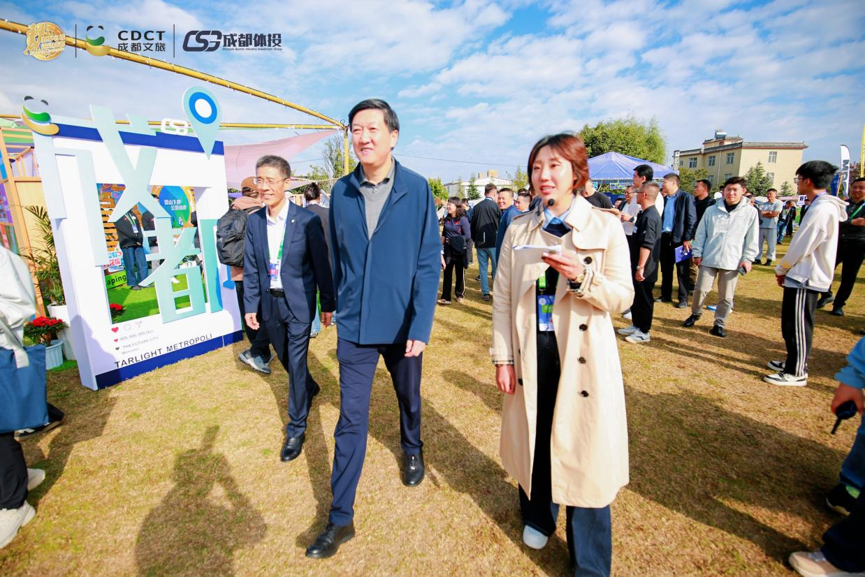 国家体育总局局长、中华全国体育总会主席高志丹一行视察成都展位