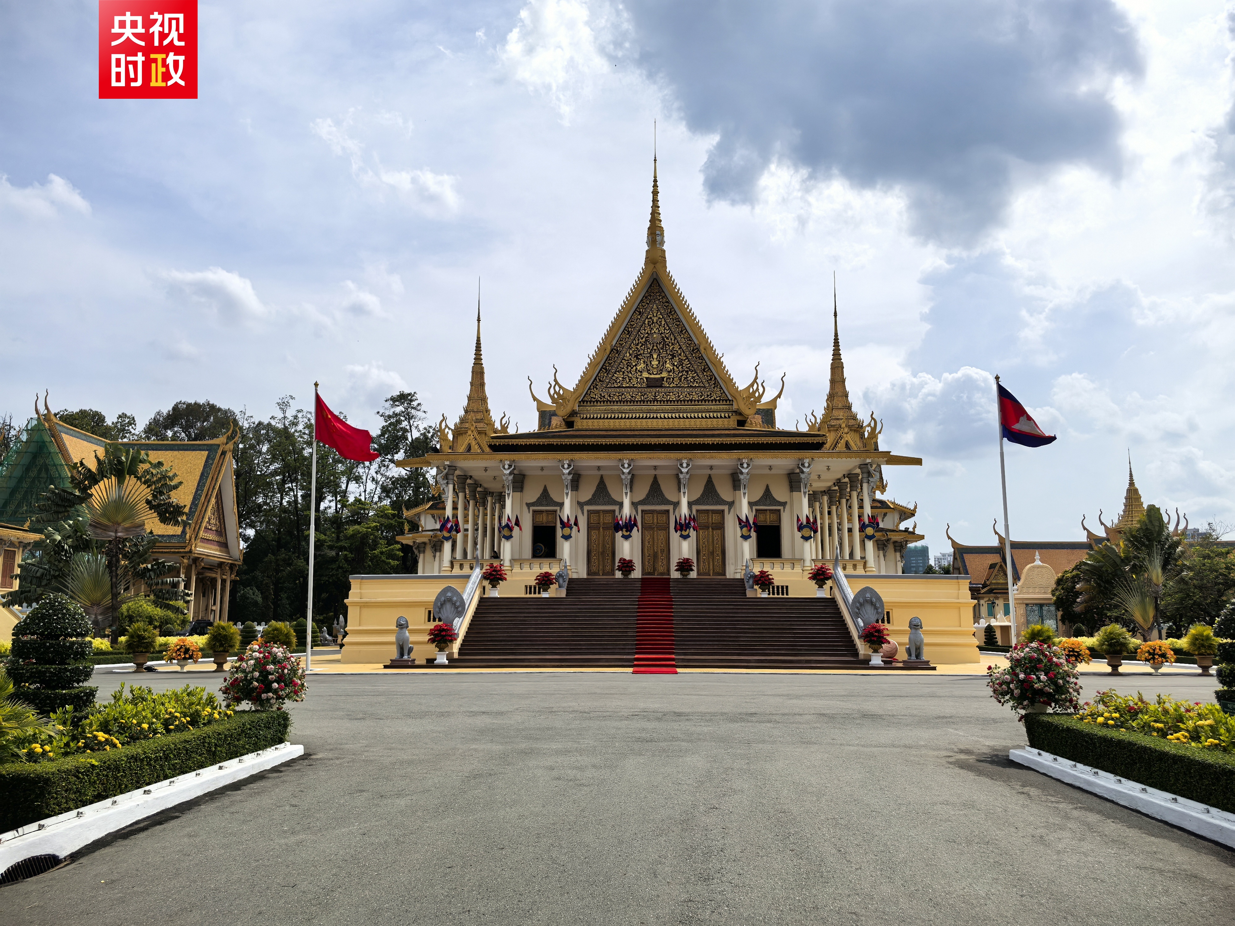 时政快讯丨习近平会见柬埔寨国王西哈莫尼