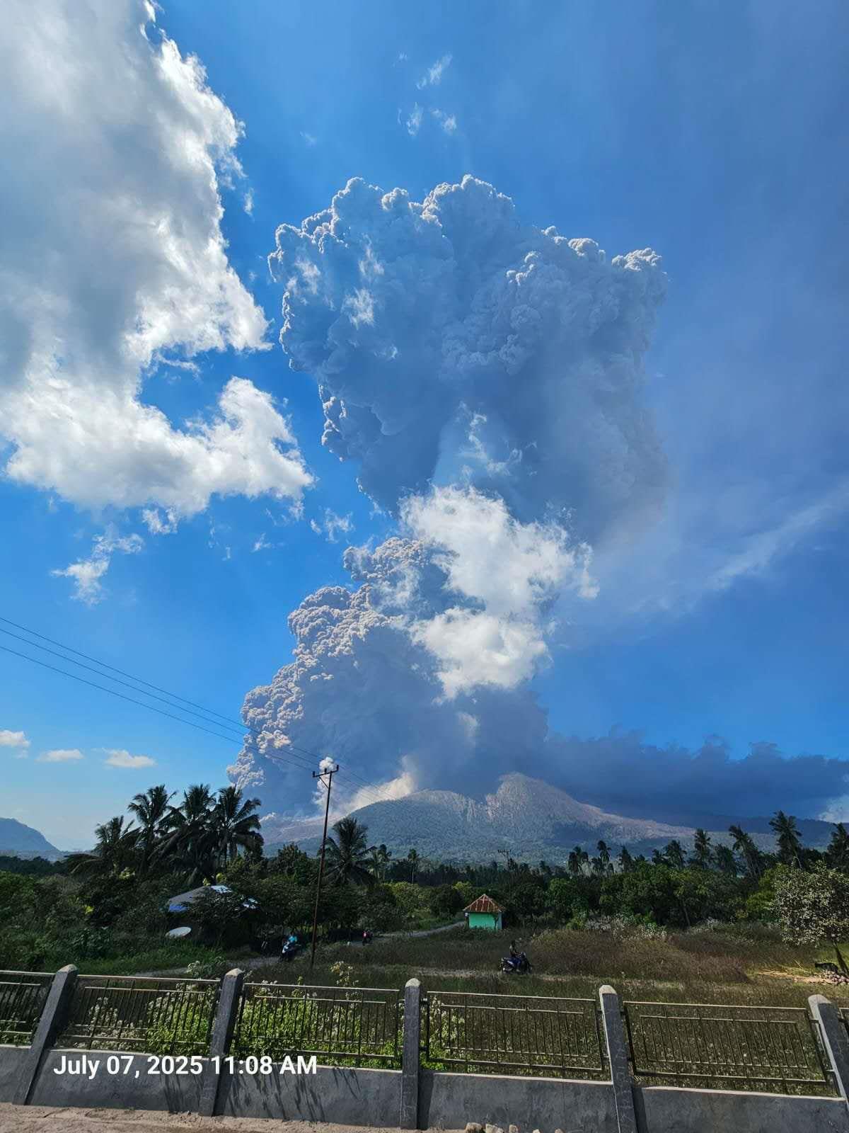 受火山灰活动影响，毛梅雷机场的航班停飞至7月8日