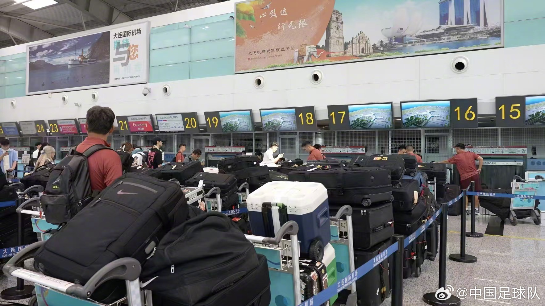 队伍出发前行李托运现场