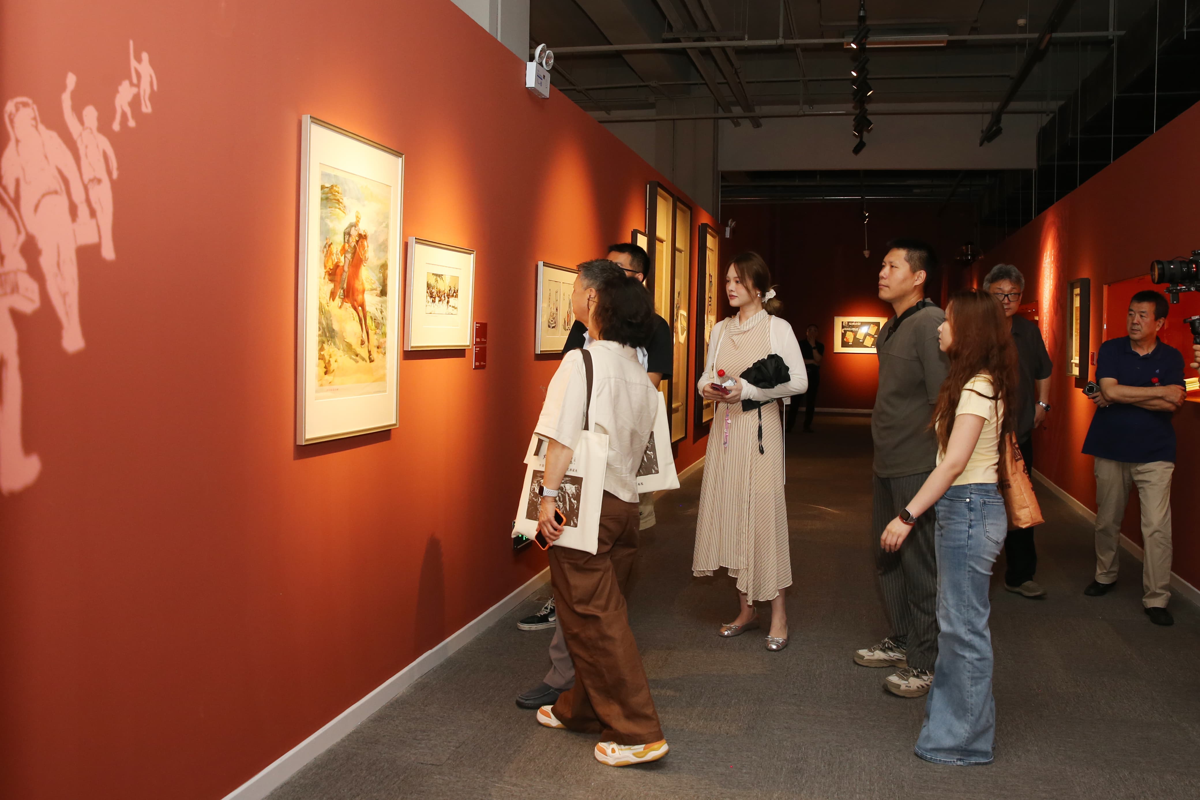 嘉宾参观展览