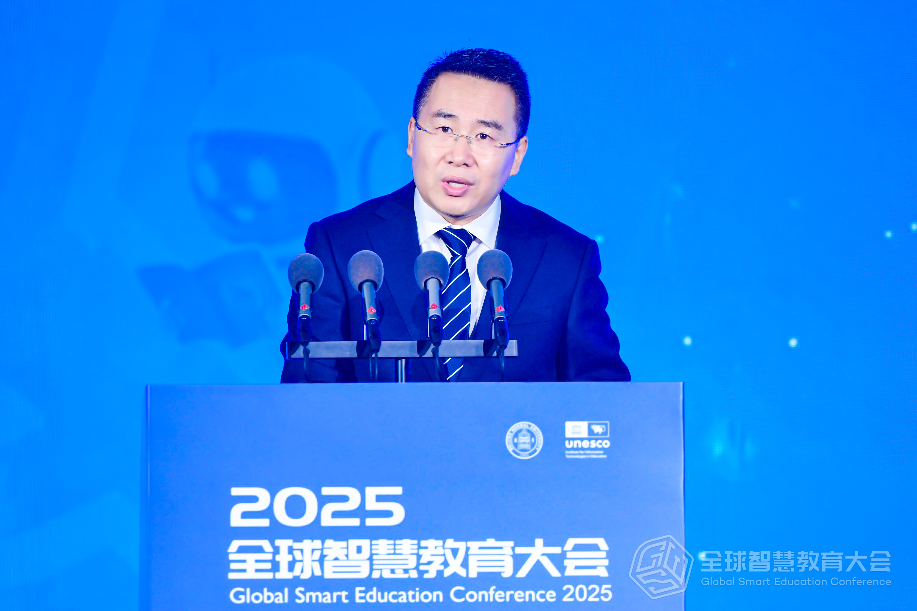 国新文化控股股份有限公司党委委员、副总经理夏英元