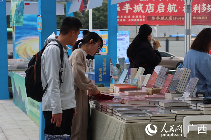 市民现场挑选书籍。人民网 庞惠文摄