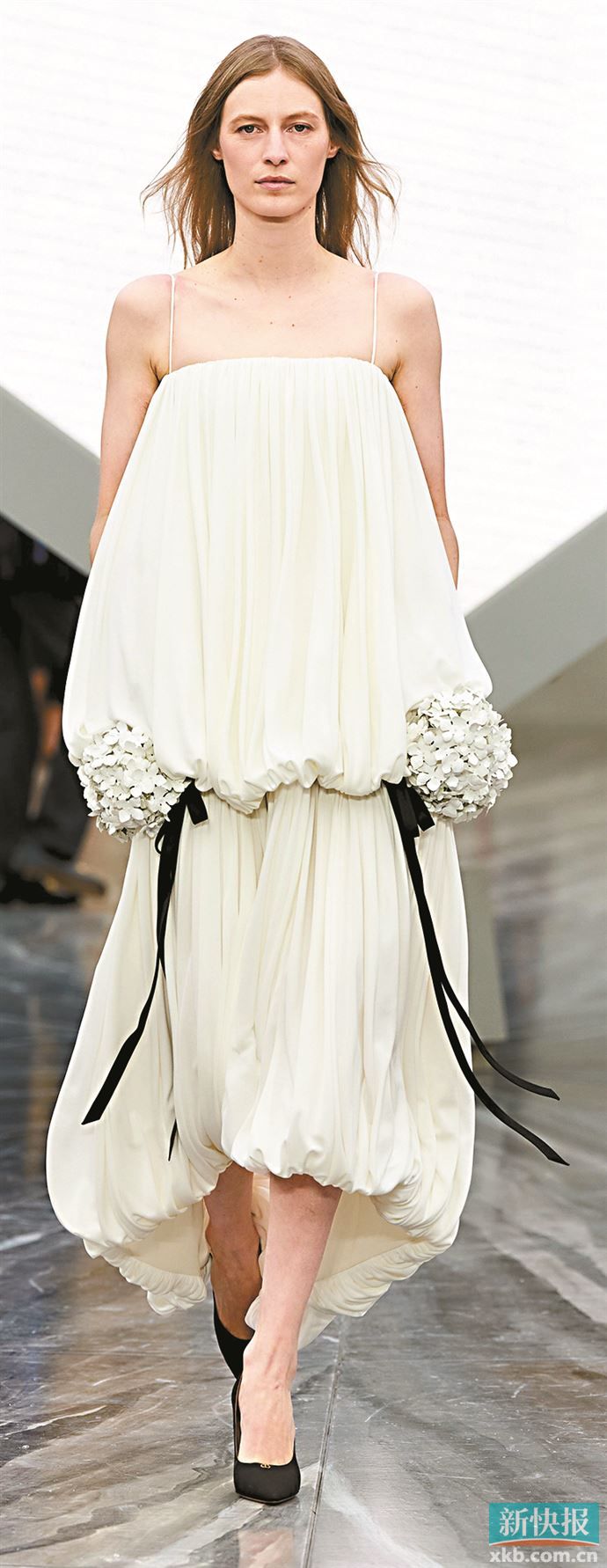 &ldquo;云上舞白&rdquo;与丰盈花苞廓形结合，随着行走时荡漾的裙摆涟漪恰如&ldquo;云舞&rdquo;之名，轻盈而律动感十足。