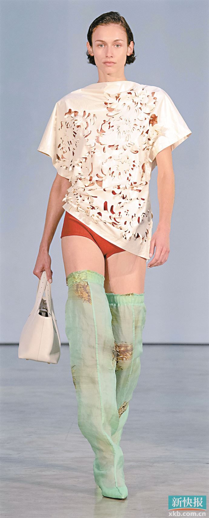 &ldquo;云上舞白&rdquo;能够担当鲜艳撞色的过渡色，令具有视觉冲击的色彩搭配变得更为和谐。