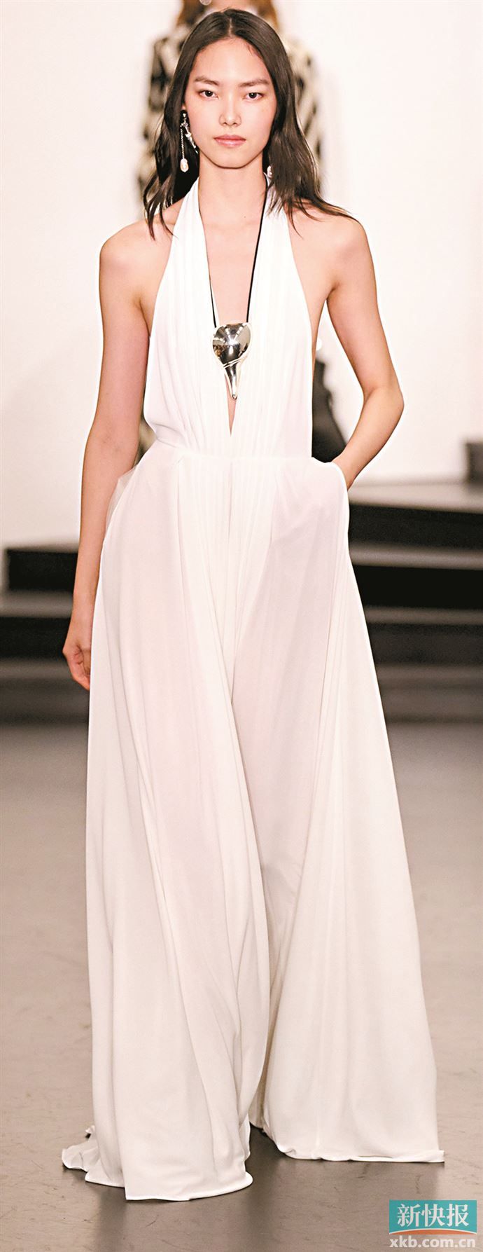 以金属配件提亮全白造型，令整体造型既干净又利落，还凸显高级质感。