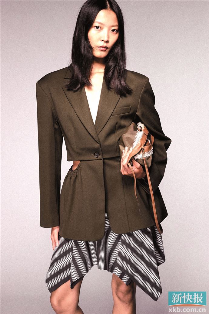 宽肩外套与轻薄裙装的叠搭，力与美，高街前卫与职场优雅相搭得体。