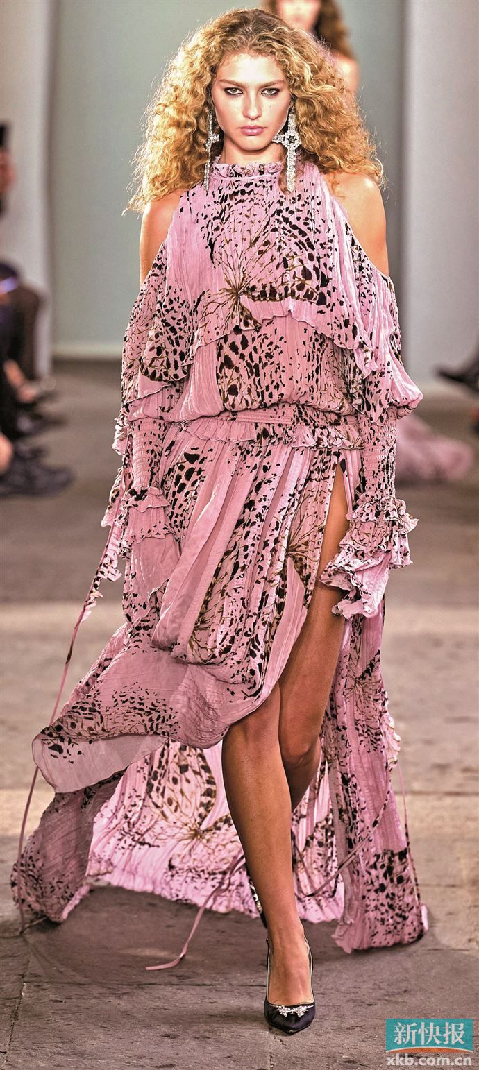 避免大面积高饱和度动物纹，通过小面积点缀加柔化材质的组合传递自然与灵性平衡