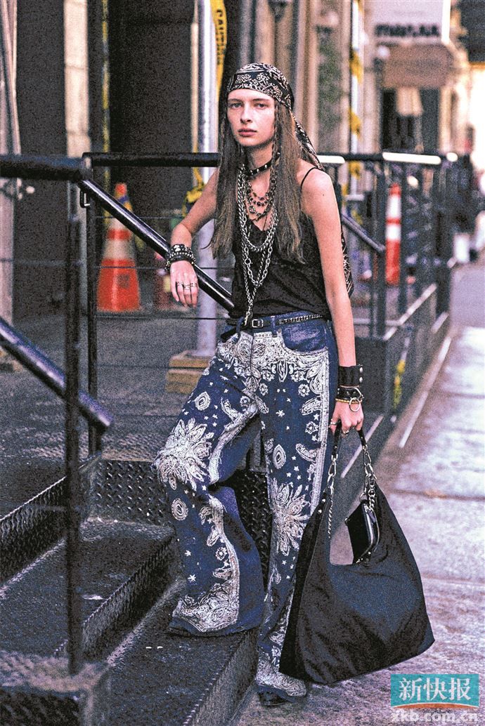 选1到2款核心单品如刺绣夹克、印花裤装，其余均以基础款衬托，方能凸显风格重点