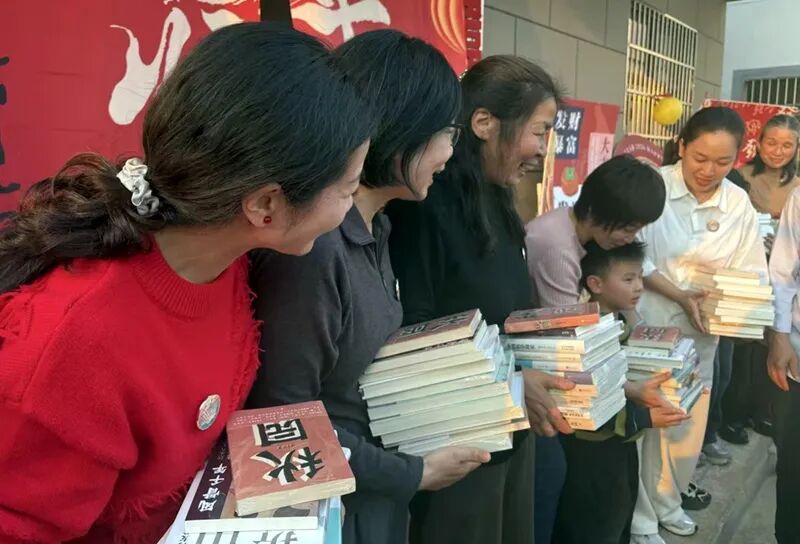 团圆会上，大家领取的新年礼物是一本本书籍。人民网记者 时雨摄