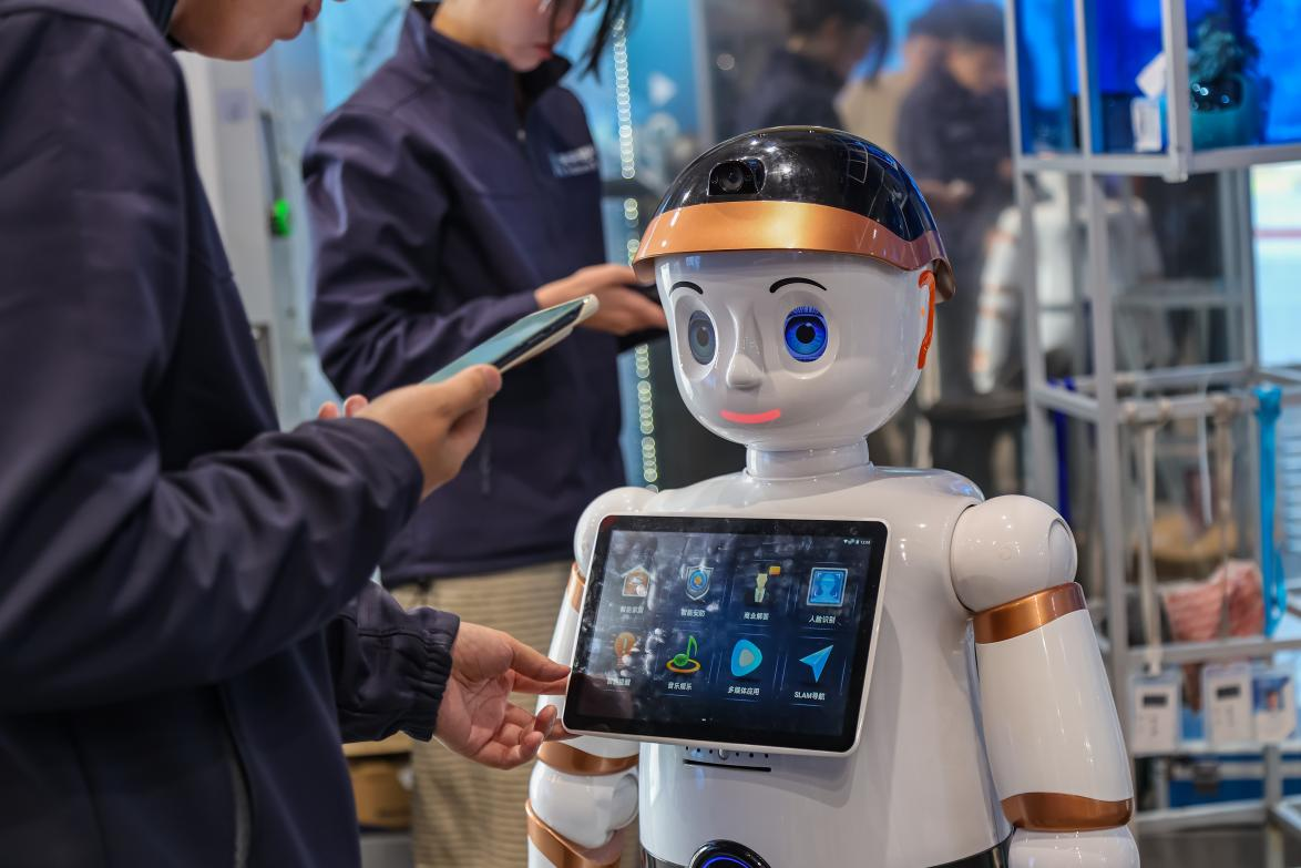 2026年1月29日，广东深圳，&ldquo;全球首家机器人6S店&rdquo;宛如机器人大卖场，消费者可近距离观察、体验各类机器人产品。