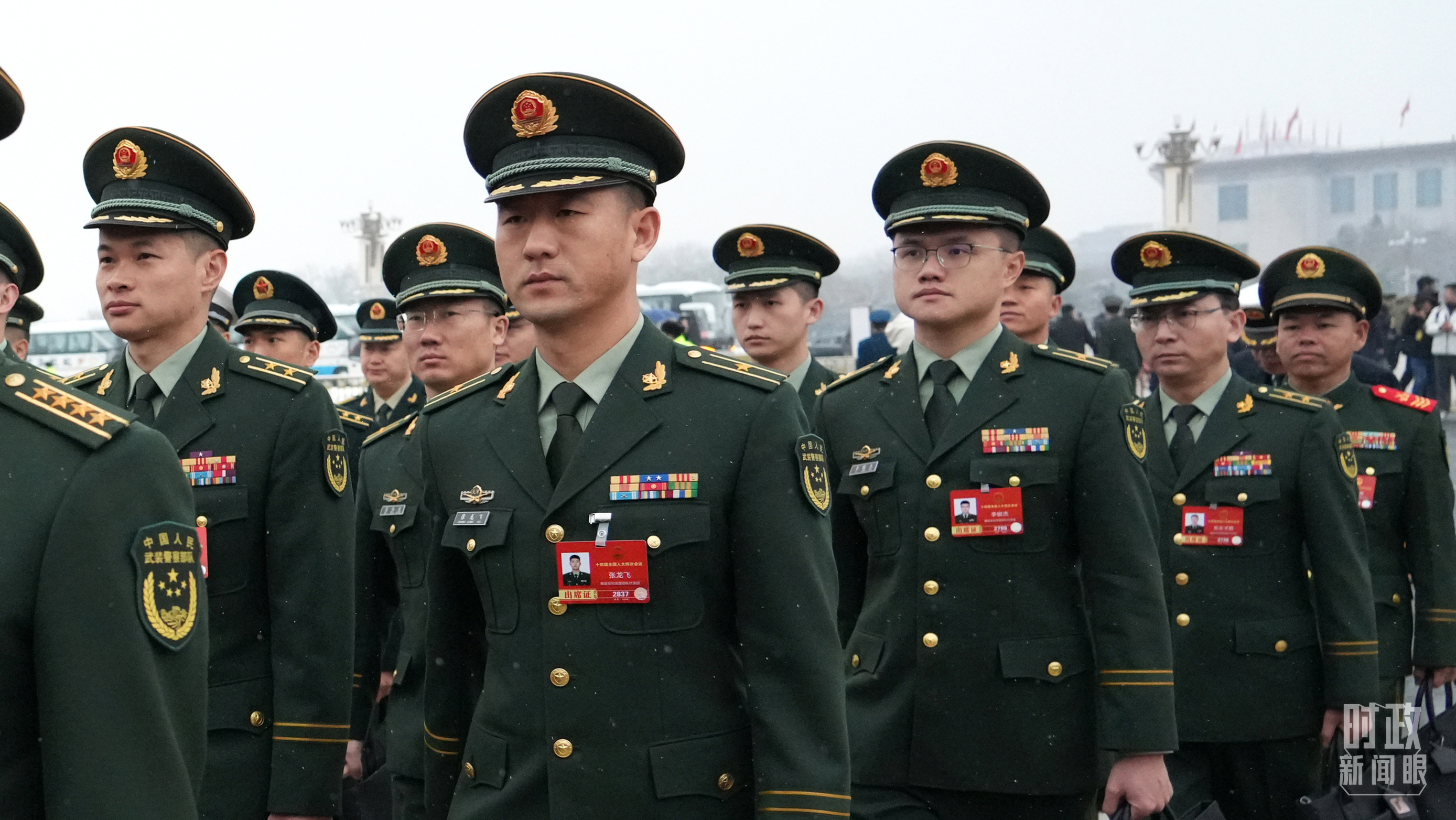 3月5日，解放军和武警部队代表团列队走向十四届全国人大四次会议开幕会场。（解放军报王俊拍摄）