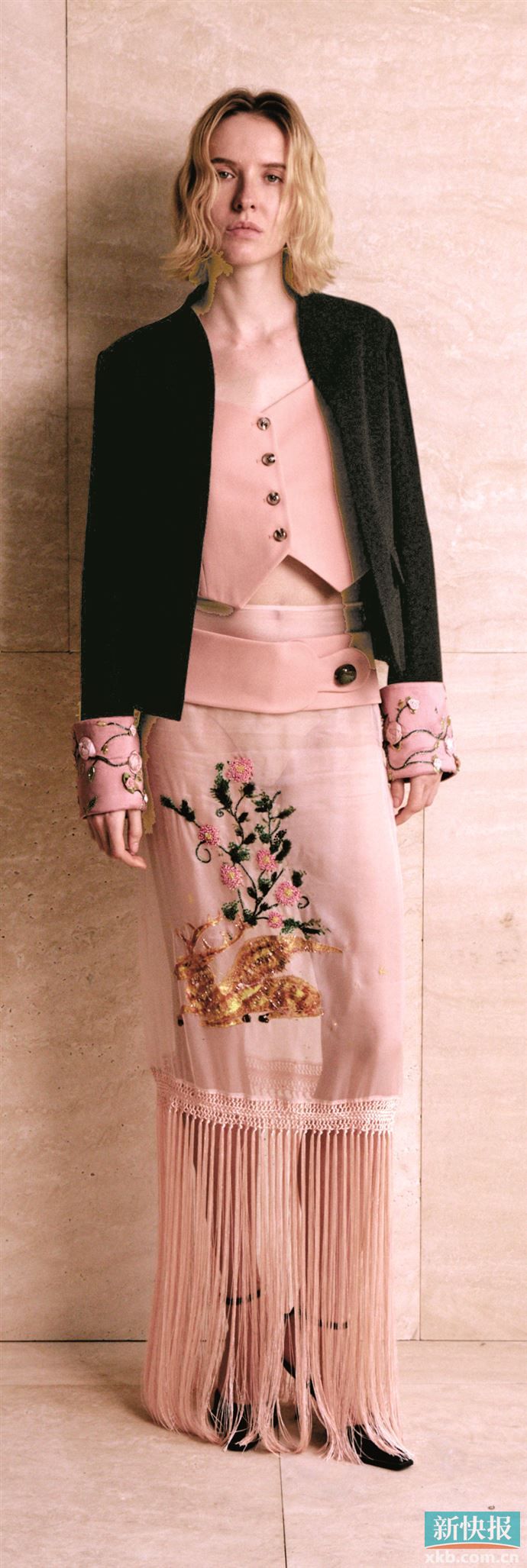 刺绣位置多集中在领口、袖口、衣角等细节处，既有手工刺绣的细腻温度，又有东方美学的含蓄之美。