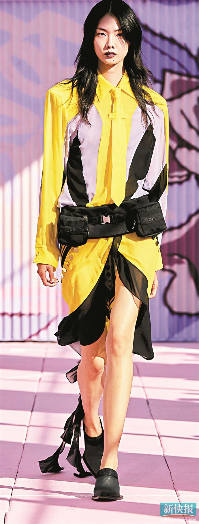 以轻盈薄纱点缀裙摆边缘细节，随走动起伏如海浪轻摇，飘逸感便如影随形。