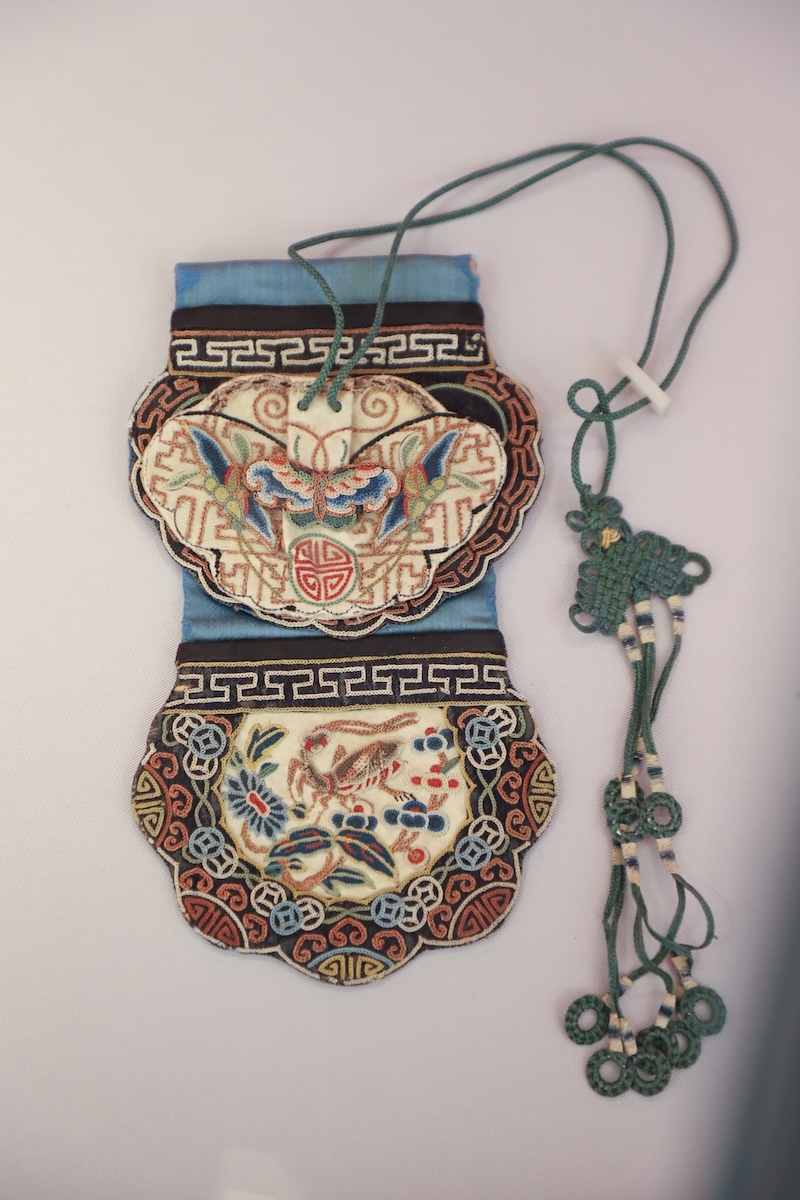 拉锁绣草虫纹&ldquo;福寿绵绵&rdquo;搭裢方荷包，时代：清晚期，地域、流派：北京