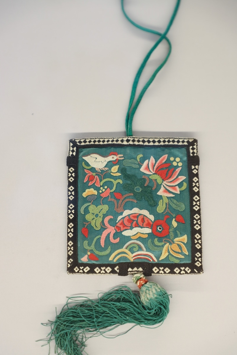 绿缎地打籽绣&ldquo;鱼唆莲花、莲生贵子&rdquo;花鸟纹双面荷包，时代：民国至当代，地域、流派：陕西