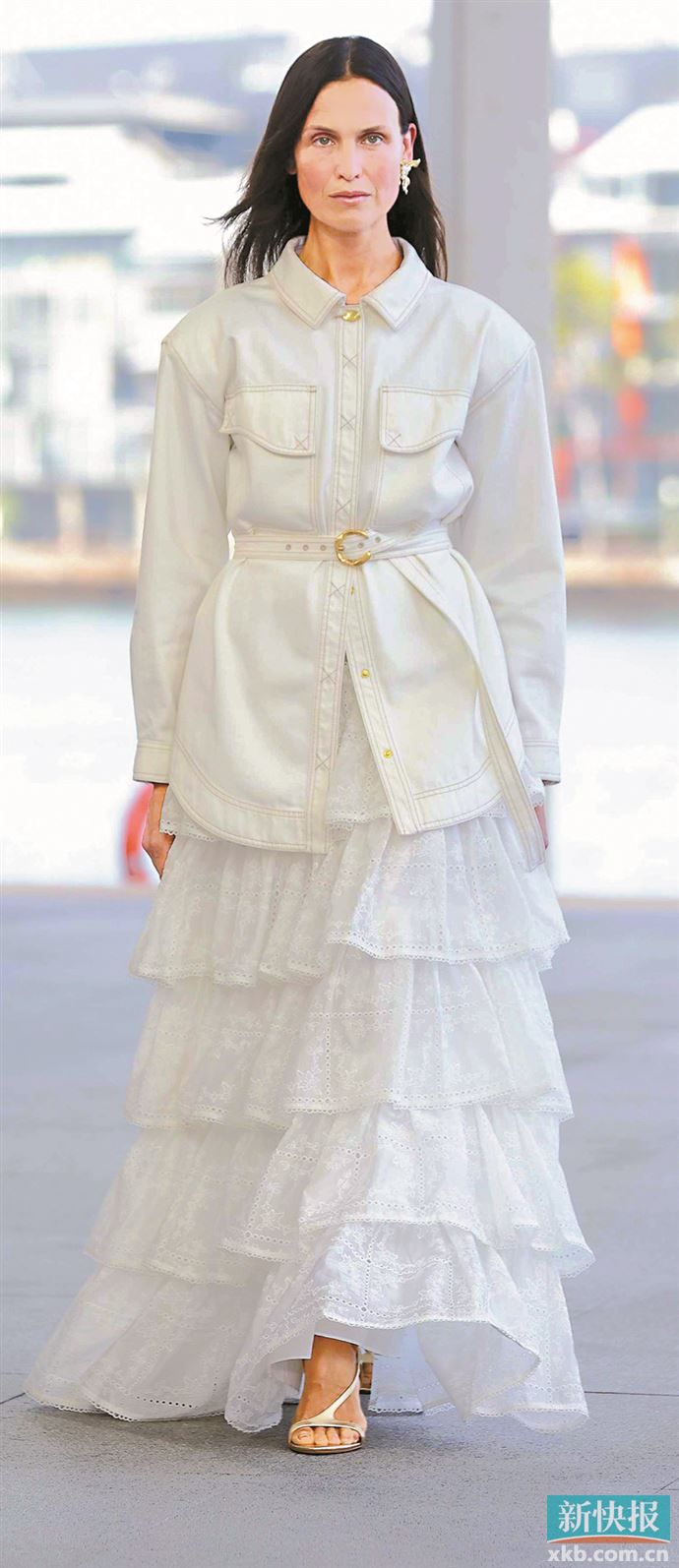 荷叶边的有序堆叠让裙装摆脱&ldquo;软塌感&rdquo;，呈现立体而有力量的造型轮廓。