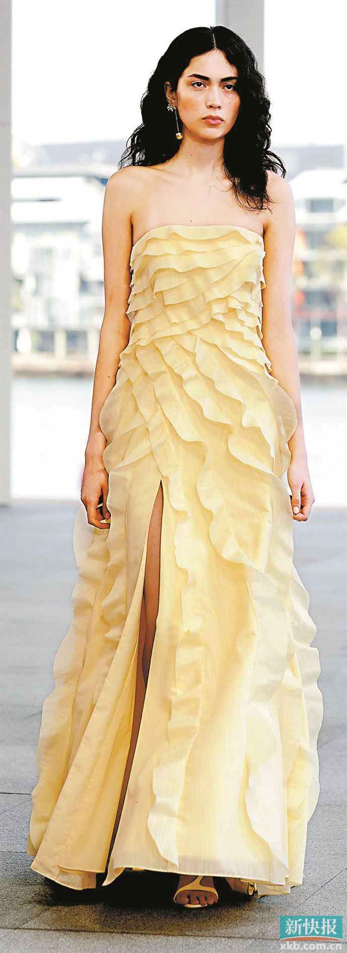 本季流行的荷叶边密度都趋向更高、层次更丰富，塑造出如云朵般蓬松的立体感。