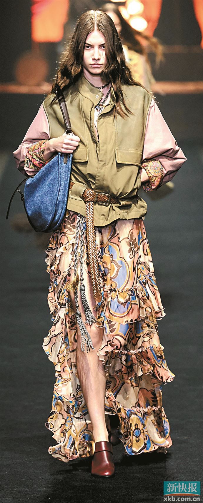 不对称下摆回归，复杂纹理、轻盈材质及中性色调成新主流。