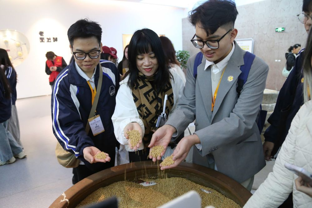 2026年3月30日，参加&ldquo;红色研学之旅&rdquo;的越南青年在河北参观新农村建设。