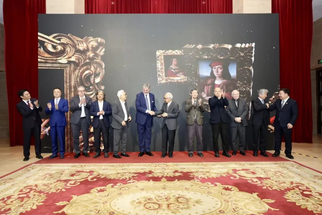 嘉宾为展览启幕