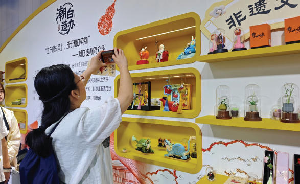 图为观众正在为面塑作品拍照。