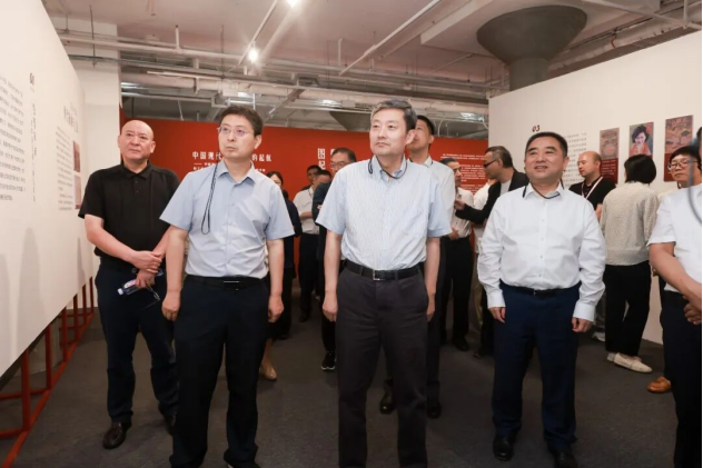 嘉宾参观展览