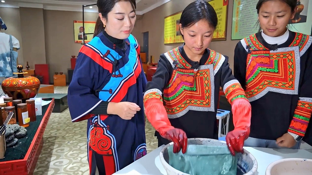 非遗开学第一课：位于凉山州的四川省彝文学校彝族植物扎染课堂