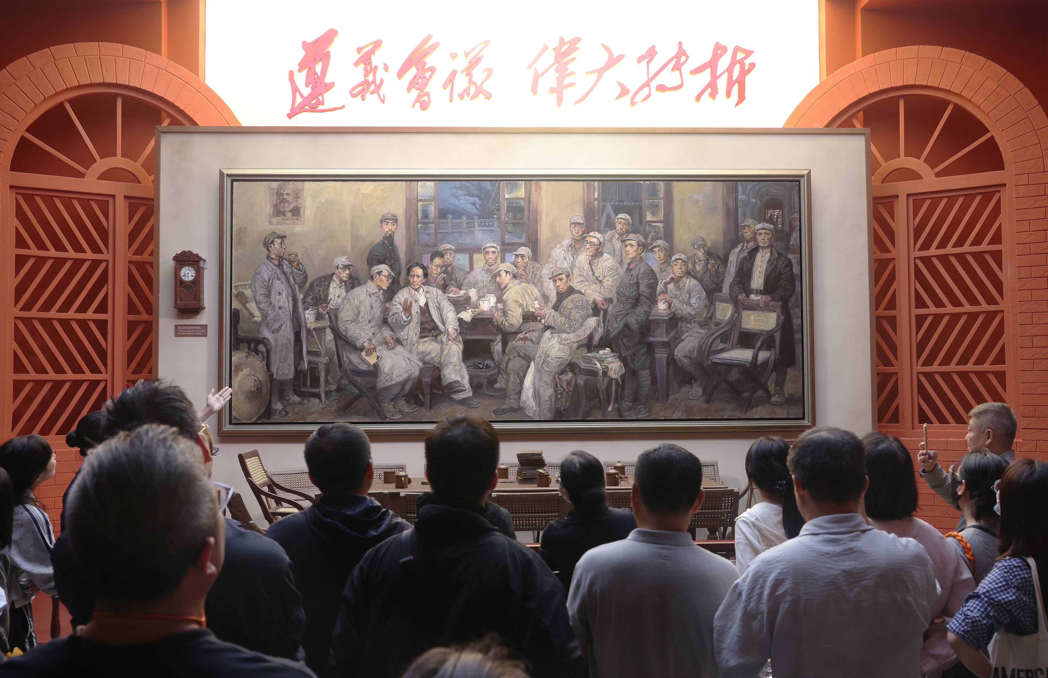2026年10月13日，北京，观众在中国人民革命军事博物馆参观&ldquo;伟大的远征&mdash;&mdash;纪念中国工农红军长征胜利90周年主题展览&rdquo;。图为观众参观油画《遵义会议》。